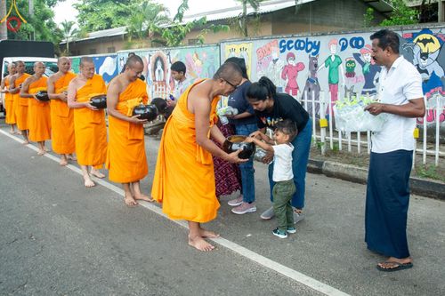 ภาพ No.139408:พิธีตักบาตรรอบเมืองดัมบุลล่า เทศกาลวิสาขบูชาแห่งชาติ ศรีลังกา เมื่อวันที่ 16 พฤษภาคมที่ผ่านมา คณะสงฆ์จากวัดพระธรรมกาย และคณะพระภิกษุสามเณรศรีลังกา ในโครงการสยาม-ลังกา ธรรมยาตรา ฉลองเทศกาลวิสาขบูชาแห่งชาติ ศรีลังกา บูชาธรรม 80 ปีหลวงพ่อธัมมชโย