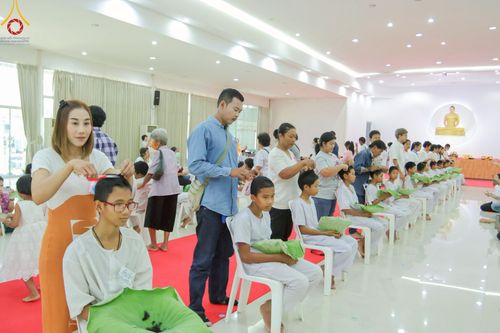 ภาพ No.216181:วันเสาร์ที่ 5 เมษายน พ.ศ. 2568 พิธีตัดปอยผม พิธีขอขมาผู้ปกครอง พิธีขอขมามอบผ้าไตร พิธีบรรพชา พิธีถวายบาตรสามเณร ณ ศูนย์ปฏิบัติธรรมและศูนย์อบรมเยาวชนเพชรบุรี ต.ท่าแลง อ.ท่ายาง จ.เพชรบุรี