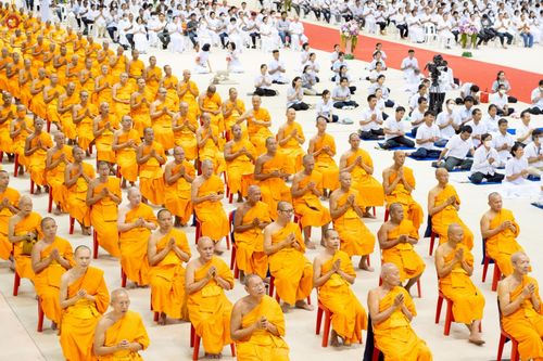 ภาพ No.233764:วันเสาร์ที่ 19 กรกฎาคม พ.ศ.2568 วันมหารำลึก ครั้งที่ 35 พิธีรำลึกถึงนักสร้างบารมี , พิธีสวดพระพุทธมนต์ , พิธีทอดผ้าบังสกุลและถวายไทยธรรม วัดพระธรรมกาย