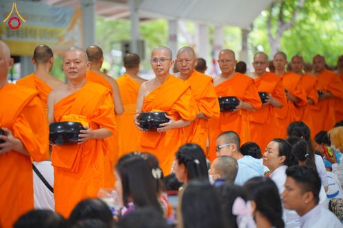 ภาพ No.144276:พิธีตักบาตรพระใหม่  โครงการบรรพชาอุปสมบทหมู่ ธรรมทายาทนานาชาติ (ภาษาจีน) ณ อาคารโถงช้าง วัดพระธรรมกาย วันอาทิตย์ที่ 14 กรกฎาคม พ.ศ. 2567