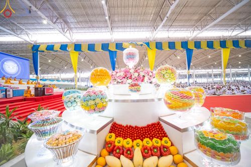 ภาพ No.151157:พิธีบูชาข้าวพระ ในวันอาทิตย์ต้นเดือน วันที่ 1 กันยายน พ.ศ. 2567 ณ สภาธรรมกายสากล วัดพระธรรมกาย