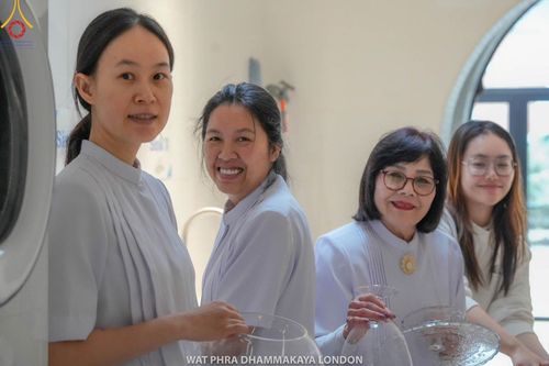 ภาพ No.159913:พิธีบูชาข้าวพระ วันอาทิตย์ต้นเดือน ณ วัดพระธรรมกายลอนดอน วันที่ 6 ตุลาคม พ.ศ. 2567