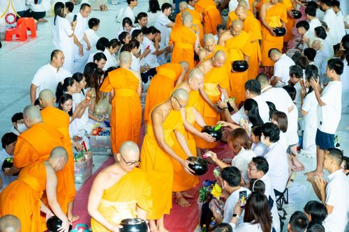ภาพ No.145726:พิธีตักบาตรฉลองพระใหม่ รุ่นเข้าพรรษา ณ วิหารคด วัดพระธรรมกาย วันเสาร์ที่ 20 กรกฎาคม พ.ศ. 2567