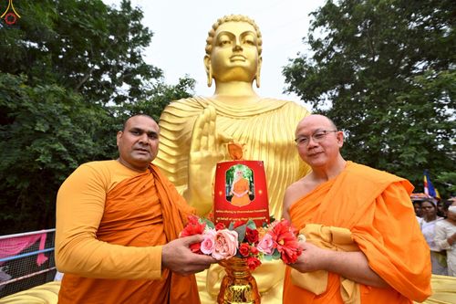 ภาพ No.263502:วันที่ 18 ตุลาคม พ.ศ. 2568 พิธีแห่กฐิน และกฐินสมทบหลวงพ่อ ธัมมชโย  ถวายแด่ วัดพุทธภูมิ เมืองโภปาล รัฐมัธยประเทศ ประเทศอินเดีย 