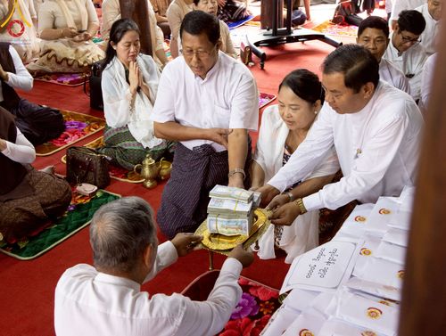 ภาพ No.220097:วันพุธที่ 16 เมษายน พ.ศ. 2568 วัดพระธรรมกายถวายมหาสังฆทาน มอบสิ่งของและทุนทรัพย์กว่า 4 ล้านบาท บรรเทาทุกข์ 181 วัดแผ่นดินไหวเมียนมา
