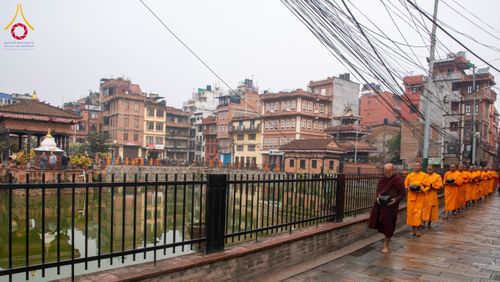 ภาพ No.132531:สามเณรเนปาล บิณฑบาต ย่านทาเมล เมืองกาฐมาณฑุ และเมืองปาฏัน ในโครงการบรรพชา 1,250 รูป ประเทศเนปาล วันที่ 20 มีนาคม พ.ศ. 2567