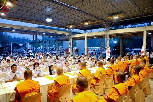 ภาพ No.111843:พิธีถวายภัตตาหารเป็นสังฆทาน แด่คณะพระธรรมยาตราฯ ในโครงการธรรมยาตรา กตัญญูบูชา มหาปูชนียาจารย์ พระมงคลเทพมุนี(สด จนฺทสโร) พระผู้ปราบมาร อนุสรณ์สถาน 7 แห่ง ปีที่ 12 วันที่ 14 มกราคม พ.ศ. 2567 ณ อนุสรณ์สถานมหาวิหารพระมงคลเทพมุนี  (โลตัสแลนด์) อ.สองพี่น้อง จ
