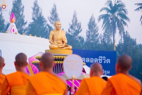ภาพ No.110238:พิธีตักบาตรพระธรรมยาตราฯ ในโครงการธรรมยาตรากตัญญูบูชา มหาปูชนียาจารย์ พระมงคลเทพมุนี(สด จนฺทสโร) พระผู้ปราบมาร ปีที่ 12 ณ อนุสรณ์สถานลำดับที่ 2 สถานที่ตั้งมโนปณิธานบวชตลอดชีวิต อนุสรณ์สถานบางนางแท่น จ.นครปฐม วันที่ 11 มกราคม พ.ศ. 2567