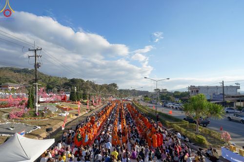 ภาพ No.187143:พิธีตักบาตรพระ ๕๐๐ รูป "สร้างบุญใหญ่ ส่งท้ายปีเก่า ต้อนรับปีใหม่ ๒๕๖๘" วันเสาร์ที่ ๒๘ ธันวาคม พ.ศ. ๒๕๖๗ ณ ถนนหน้าที่ว่าการอำเภอภูเรือ จังหวัดเลย