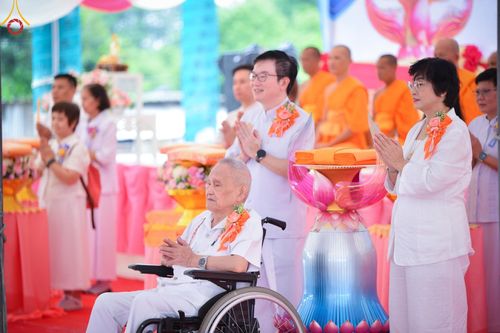 ภาพ No.146556:พิธีทอดผ้าป่าสร้างหลังคาอาคาร 80 ปี หลวงพ่อธัมมชโย ณ ศูนย์ปฎิบัติธรรมวิหารแดง จังหวัดสระบุรี วันอาทิตย์ที่ 28 กรกฎาคม พ.ศ. 2567