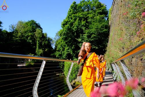 ภาพ No.148791:คณะสงฆ์และสามเณร วัดพระธรรมกายแมนเชสเตอร์  สหราชอาณาจักร จัดเดินธรรมยาตราที่ Peak District National Park , New Mills central , Upper Derwent Visitor Centre, Hope Valley วันอังคารที่ 6 สิงหาคม พ.ศ. 2567