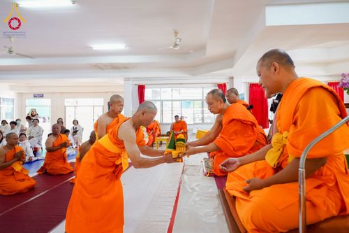 ภาพ No.275856:วันพุธที่ 3 ธันวาคม พ.ศ. 2568 พิธีบรรพชาอุปสมบท โครงการอุปสมบทบูชาธรรมมหาปูชนียาจารย์ ศูนย์อบรม : ศูนย์ส่งเสริมศีลธรรม จ.พะเยา ณ โบราณสถานพระธาตุจอมทอง และ โบสถ์กลางน้ำ วัดพระธาตุศรีโคมคำ อำเภอเมือง จังหวัดพะเยา