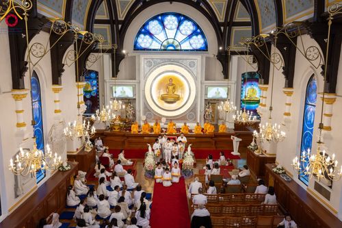 พิธีทอดกฐินราชันปฐพี ราชินีที่ดิน เพื่อซื้อที่ดินหลังโบสถ์ ฉลองครบรอบ 10 ปีสถาปนาโบสถ์วัดพุทธ วันอาทิตย์ที่ 19 พฤศจิกายน พ.ศ. 2566 ณ วัดพระธรรมกายนิวคาสเซิล ประเทศอังกฤษ