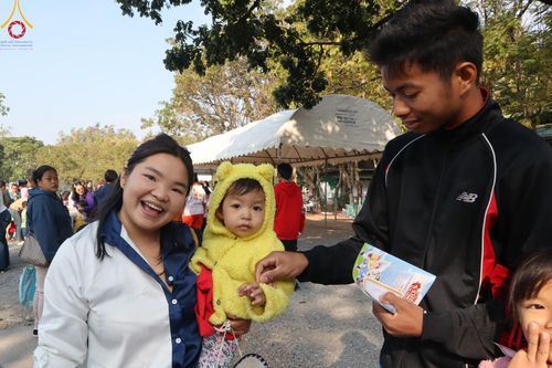 ภาพ No.193859:วัดพระธรรมกาย จัดงานวันเด็กแห่งชาติ ประจำปี พ.ศ.2568 ออกร้านอาหาร 200 ร้าน มอบของขวัญหลายหมื่นชิ้น วันที่ 12 มกราคม พ.ศ. 2568 วัดพระธรรมกาย อ.คลองหลวง จ.ปทุมธานี