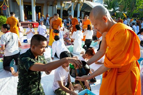 ภาพ No.131809:พิธีถวายสังฆทาน 323 วัด 4 จังหวัดชายแดนภาคใต้ ปีที่ 20 ครั้งที่ 167 และ พิธีมอบกองทุนหนุนแรงใจช่วยครูใต้ ปีที่ 17 ครั้งที่ 132 วันเสาร์ที่ 23 มีนาคม พ.ศ. 2567 ณ วัดมุจลินทวาปีวิหารพระอารามหลวง อ.หนองจิก จ.ปัตตานี