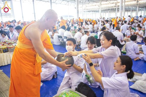 ภาพ No.133816:พิธีตักบาตร ข้าวสารอาหารแห้ง ณ บ้านแก้วเรือนทองคุณยายฯ สภาธรรมกายสากล วัดพระธรรมกาย วันอาทิตย์ต้นเดือนที่ 7 เมษายน พ.ศ. 2567