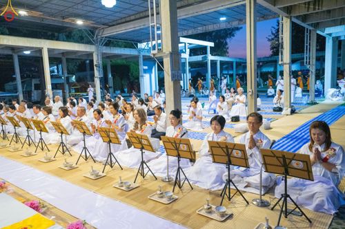 ภาพ No.188905:พิธีถวายภัตตาหารเป็นสังฆทาน แด่พระธรรมยาตรา ในโครงการธรรมยาตรา กตัญญูบูชา มหาปูชนียาจารย์ พระมงคลเทพมุนี(สด จนฺทสโร) พระผู้ปราบมาร ปีที่ 13 ณ อนุสรณ์สถานมหาวิหารพระมงคลเทพมุนี (โลตัสแลนด์) อ.สองพี่น้อง จ.สุพรรณบุรี วันที่ 4 มกราคม พ.ศ.2568