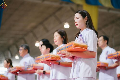 ภาพ No.167697:พิธีทอดกฐิน และ พิธีกรานกฐิน ในวันอาทิตย์ที่ 3 พฤศจิกายน พ.ศ. 2567 ณ วัดพระธรรมกาย จ.ปทุมธานี