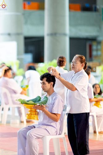 ภาพ No.242951:วันที่ 31 สิงหาคม พ.ศ. 2568 พิธีตัดปอยผมและปลงผม โครงการอุปสมบทหมู่บูชาธรรม ครบรอบ 108 ปี วันครูผู้ค้นพบวิชชาธรรมกาย ณ วัดพระธรรมกาย