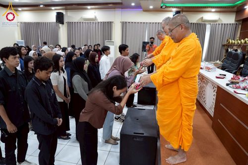 ภาพ No.227514:วันที่ 30 พฤษภาคม พ.ศ. 2568 สันติสุขจากสมาธิ แผ่ไพศาลในแดนอิเหนา : พระสงฆ์ไทยเยือนวิทยาลัยราเดนวิจายา อินโดนีเซีย