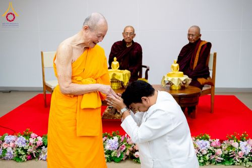 ภาพ No.222653:วันที่ 23 เมษายน พ.ศ. 2568 หลวงพ่อทัตตชีโวต้อนรับคณะสงฆ์เมียนมาร์ ณ อาคาร 100 ปี คุณยายมหารัตนอุบาสิกาจันทร์ ขนนกยูง วัดพระธรรมกาย