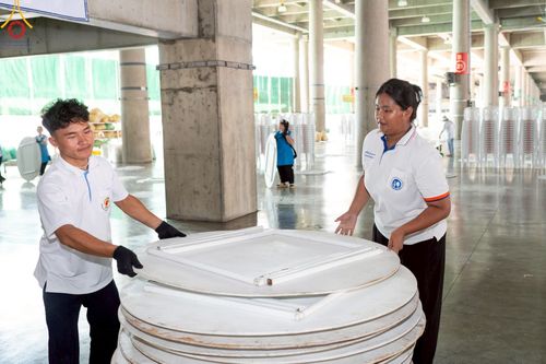 ภาพ No.220769:วันที่ 24-25 เมษายน พ.ศ. 2568 การเก็บงาน ผ้ารับประเคน ผ้าระบาย โต๊ะ เก้าอี้  ภายหลังงานวันคุ้มครองโลก ณ วัดพระธรรมกาย