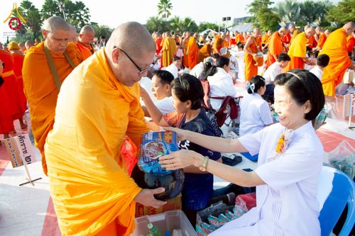 ภาพ No.276909:วันเสาร์ที่ 6 ธันวาคม พ.ศ. 2568 พิธีตักบาตรพระ 1,000 รูป อุทิศถวายพระราชกุศลสมเด็จพระนางเจ้าสิริกิติ์ พระบรมราชินีนาถ พระบรมราชชนนี พันปีหลวง และ ทำบุญเมืองลำปาง ครบรอบ 1,345 ปี ณ ลานพระบรมราชานุสาวรีย์สมเด็จพระนเรศวรมหาราชนครลำปาง อ.เกาะคา จ.ลำปาง