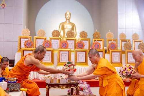 ภาพ No.230931:วันอังคารที่ 1 กรกฎาคม พ.ศ. 2568 ผู้ว่าราชการจังหวัดปทุมธานี เป็นประธานพิธีต้อนรับ สัญญาบัตร พัดยศ พระครูสัญญาบัตรสายต่างประเทศ วัดพระธรรมกาย ประจำปี พ.ศ. 2568 จำนวน 19 รูป