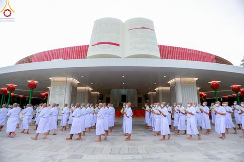 ภาพ No.141328:พิธีบรรพชาอุปสมบท โครงการอุปสมบทหมู่รุ่นผู้บริหาร รุ่นที่ 14 โครงการอุปสมบทหมู่ธรรมทายาท ระดับอุดมศึกษา รุ่นที่ 51 ภาคฤดูฝน ณ โบสถ์พระไตรปิฎก วัดพระธรรมกาย ในวันเสาร์ที่ 15 มิถุนายน พ.ศ. 2567