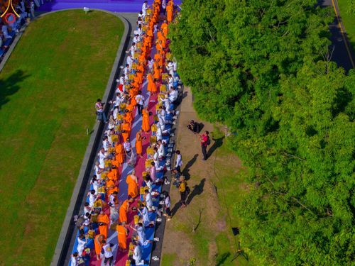ภาพ No.103298:พิธีตักบาตรพระธรรมทายาท 1,000 รูป ณ มหาเจดีย์บุโรพุทโธ ประเทศอินโดนีเซีย ในวันที่ 20 ธันวาคม พ.ศ. 2566