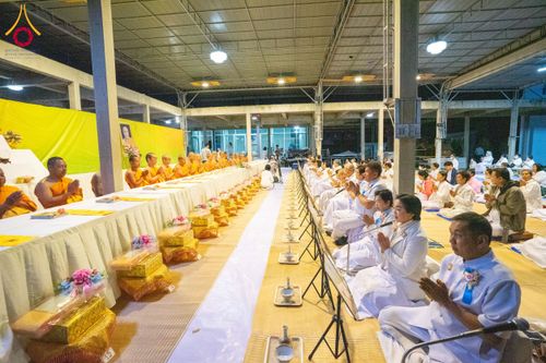 ภาพ No.193712:สาธุชนถวายภัตตาหารเป็นสังฆทาน แด่พระธรรมยาตรา ณ อนุสรณ์สถานมหาวิหารพระมงคลเทพมุนี (โลตัสแลนด์) อ.สองพี่น้อง จ.สุพรรณบุรี ในโครงการธรรมยาตรา กตัญญูบูชา มหาปูชนียาจารย์ พระมงคลเทพมุนี(สด จนฺทสโร) พระผู้ปราบมาร ปีที่ 13 วันที่ 12 มกราคม พ.ศ.2568