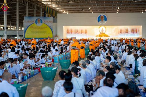 ภาพ No.92106:พิธีตักบาตร ในวันทอดกฐินสามัคคี ประจำปีพุทธศักราช 2566 วันอาทิตย์ต้นเดือนที่ 5 พฤศจิกายน พ.ศ. 2566 ณ สภาธรรมกายสากล วัดพระธรรมกาย จ.ปทุมธานี