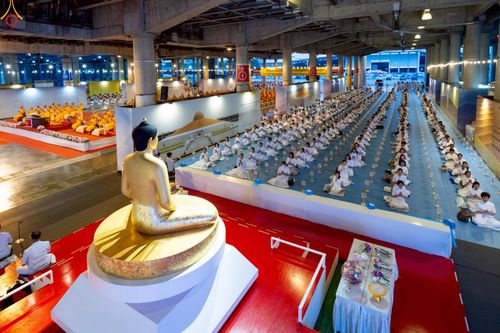 ภาพ No.223956:วันวิสาขบูชา วันอาทิตย์ที่ 11 พฤษภาคม พ.ศ. 2568 พิธีจุดวิสาขประทีป ,  พิธีเวียนประทักษิณรอบพระมหาธรรมกายเจดีย์ , พิธีฉลองชัยสวดมนต์บทธัมมจักกัปปวัตตนสูตร ครบ 7,357,000,000 จบ ณ มหารัตนวิหารคด วัดพระธรรมกาย