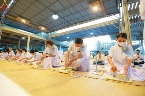 ภาพ No.110684:พิธีถวายภัตตาหารเป็นสังฆทาน แด่คณะพระธรรมยาตราฯ ในโครงการธรรมยาตรากตัญญูบูชา มหาปูชนียาจารย์ พระมงคลเทพมุนี(สด จนฺทสโร) พระผู้ปราบมาร อนุสรณ์สถาน 7 แห่ง ปีที่ 12 วันที่ 12 มกราคม พ.ศ. 2567 ณ อนุสรณ์สถานมหาวิหารพระมงคลเทพมุนี(โลตัสแลนด์) อ.สองพี่น้อง จ.สุ