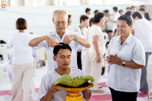 ภาพ No.248594:วันที่ 28 กันยายน พ.ศ. 2568 พิธีตัดปอยผม และปลงผม โครงการอุปสมบทบูชาธรรม 141 ปี พระมงคลเทพมุนี ณ วิหารคด วัดพระธรรมกาย