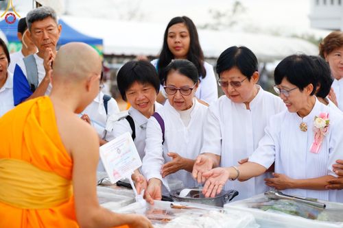 ภาพ No.127828:พิธีถวายภัตตาหารเป็นสังฆทาน แด่คณะพระธรรมยาตราฯ ในโครงการธรรมยาตราอัญเชิญพระบรมสารีริกธาตุ ประดิษฐาน ณ มหารัตนเจดีย์สิริปทุมสวรรค์ อ.บางกล่ำ จ.สงขลา วันที่ 9 มีนาคม พ.ศ. 2567