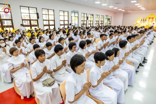 ภาพ No.179591:พิธีเจริญพระพุทธมนต์ พิธีทำบุญตักบาตรถวายพระราชกุศล และพิธีวางพานพุ่มดอกไม้ถวายราชสักการะ  แด่พระบาทสมเด็จพระบรมชนกาธิเบศร มหาภูมิพลอดุลยเดชมหาราช บรมนาถบพิตร เนื่องในวันคล้ายวันพระบรมราชสมภพ วันชาติ และวันพ่อแห่งชาติ วันพฤหัสบดีที่ 5 ธันวาคม พ.ศ. 2567 ณ