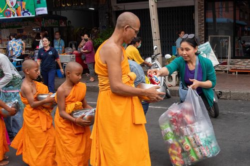 ภาพ No.62043:สามเณรจากศูนย์อบรมเยาวชนสุรินทร์ ออกบิณฑบาต รอบอำเภอเมือง จ.สุรินทร์ ในโครงการบรรพชาสามเณร ฟื้นฟูพระพุทธศาสนาทั่วไทย วันที่ 9 เมษายน พ.ศ. 2567