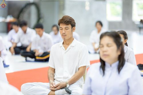 ภาพ No.249067:วันที่ 26-28 กันยายน พ.ศ. 2568 โครงการอบรม อุบาสกแก้ว อุบาสิกาแก้ว รุ่นที่ 3  ณ ศูนย์ปฏิบัติธรรมสมุทรปราการ ได้รับความเมตตาจากคณะสงฆ์ในพื้นที่  รวมถึงผู้บริหารสถานศึกษา ที่นำนักเรียนระดับมัธยมปลาย  มารับฟังข้อมูลเพื่อที่จะเป็นกำลังสำคัญ ในการเข้าร่วมขบวน