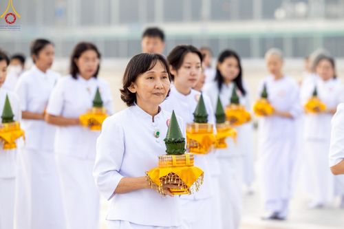 ภาพ No.216945:วันเสาร์ที่ 12 เมษายน พ.ศ. 2568 พิธีเวียนประทักษิณรอบพระมหาธรรมกายเจดีย์  พิธีวันทาเจดีย์ พิธีขอขมาและมอบผ้าไตร ในโครงการอุปสมบทหมู่ บูชาธรรมหลวงพ่อธัมมชโย, โครงการธรรมทายาท ระดับอุดมศึกษา รุ่นที่ 52 ,  โครงการบวชพระนานาชาติ AEC & WAB CEO รุ่นที่ 4 , ณ ว