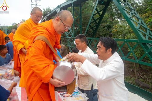 ภาพ No.102012:พิธีตักบาตรพระ 111 รูป ณ สะพานประวัติศาสตร์  อ.ปาย จ.แม่ฮ่องสอน วันอาทิตย์ที่ 10 ธันวาคม พ.ศ. 2566