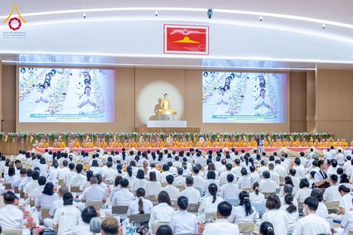 ภาพ No.239562:วันอาทิตย์ที่ 17 สิงหาคม พ.ศ. 2568 พิธีถวายคิลานเภสัช และอุปกรณ์ทางการแพทย์ แด่คณะสงฆ์ เนื่องในวันธรรมชัย ณ ห้องแก้วสารพัดนึก 2 สภาธรรมกายสากล วัดพระธรรมกาย