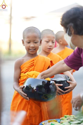 ภาพ No.61064:สามเณรออกบิณฑบาต และกิจกรรมอบรมสามเณร ในโครงการบรรพชาสามเณรฟื้นฟู พระพุทธศาสนาทั่วไทย ณ ศูนย์อบรมที่พักสงฆ์บ้านร่มเย็น จ.นราธิวาส วันที่ 2-15 เมษายน พ.ศ. 2567