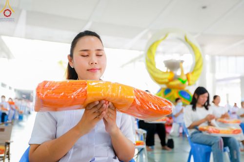 ภาพ No.122862:พิธีสวดพระพุทธมนต์ พิธีทอดผ้าบังสุกุล และพิธีถวายภัตตาหาร เป็นสังฆทานแด่พระภิกษุ สามเณร เนื่องในวันมหาปูชนียาจารย์ วันเสาร์ที่ 3 กุมภาพันธ์ พ.ศ. 2567 ณ หอฉันคุณยายอาจารย์ฯ วัดพระธรรมกาย