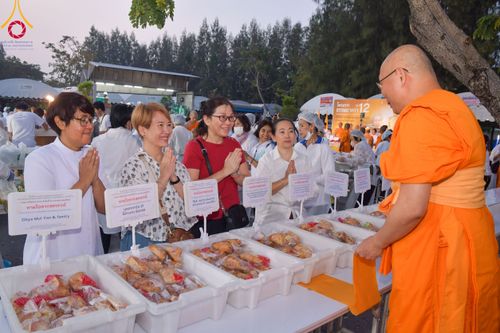 ภาพ No.110999:พิธีถวายภัตตาหารเป็นสังฆทาน แด่คณะพระธรรมยาตราฯ ในโครงการธรรมยาตรา กตัญญูบูชา มหาปูชนียาจารย์ พระมงคลเทพมุนี(สด จนฺทสโร) พระผู้ปราบมาร อนุสรณ์สถาน 7 แห่ง ปีที่ 12 วันที่ 13 มกราคม พ.ศ. 2567 ณ อนุสรณ์สถานมหาวิหารพระมงคลเทพมุนี  (โลตัสแลนด์) อ.สองพี่น้อง จ