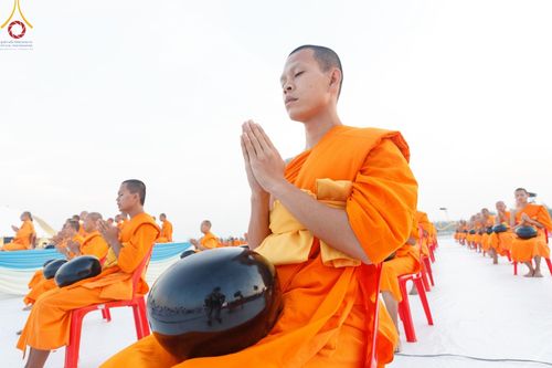 ภาพ No.201021:พิธีตักบาตรพระธรรมยาตรา ณ อนุสรณ์สถานลำดับที่ 5 สถานที่เผยแผ่วิชชาธรรมกายครั้งแรก อนุสรณ์สถานบางปลา วัดบางปลา อำเภอบางเลน จังหวัดนครปฐม ในโครงการธรรมยาตรา กตัญญูบูชา มหาปูชนียาจารย์ พระมงคลเทพมุนี(สด จนฺทสโร) พระผู้ปราบมาร อนุสรณ์สถาน 7 แห่ง ปีที่ 13