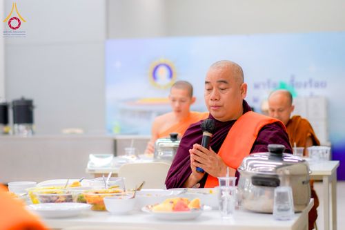 ภาพ No.327675:วันที่ 1-6 พฤษภาคม พ.ศ.2569 ต้อนรับชาวต่างชาติ พระภิกษุ คณะชาวเมียนมาร์  อุบาสิกาชาวอินเดีย เยี่ยมชมวัดพระธรรมกายและสักการะพระมหาธรรมกายเจดีย์