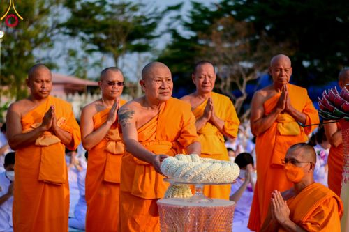 ภาพ No.112007:พิธีจุดประทีปถวายเป็นพุทธบูชา และบูชาธรรมมหาปูชนียาจารย์ พระมงคลเทพมุนี(สด จนฺทสโร) ในโครงการธรรมยาตรา กตัญญูบูชา มหาปูชนียาจารย์ พระมงคลเทพมุนี(สด จนฺทสโร) พระผู้ปราบมาร อนุสรณ์สถาน 7 แห่ง ปีที่ 12 วันที่ 14 มกราคม พ.ศ. 2567 ณ วัดสองพี่น้อง อ.สองพี่น้อง