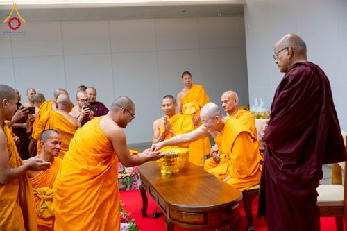ภาพ No.222707:วันที่ 23 เมษายน พ.ศ. 2568 หลวงพ่อทัตตชีโวต้อนรับคณะสงฆ์เนปาล ณ อาคาร 100 ปี คุณยายมหารัตนอุบาสิกาจันทร์ ขนนกยูง วัดพระธรรมกาย