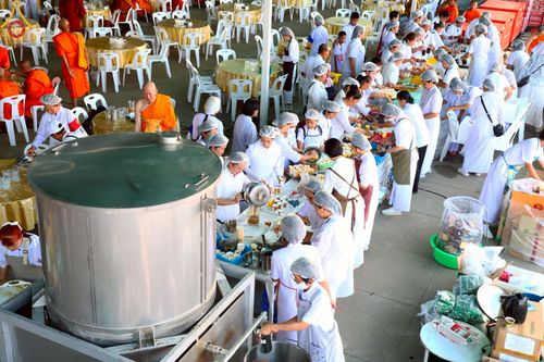 ภาพ No.219269:บรรยากาศการเดินทางเข้าวัดพระธรรมกาย , การต้อนรับปฏิสันถาร , การฉันภัตตาหารเช้า , การลงทะเบียนพระสังฆาธิการ  เนื่องในวันคุ้มครองโลก พิธีถวายมหาสังฆทานคณะสงฆ์ 40,000 กว่าวัดทั่วประเทศ ณ วัดพระธรรมกาย